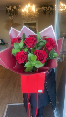 6 Deluxe Red Roses