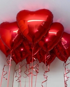 Cluster of heart helium balloons including one balloon weight